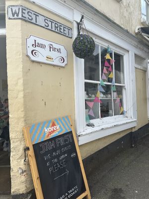 Auch Take-Away verfügbar  at Jam First in Fowey