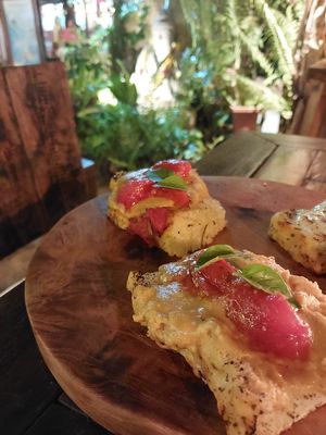 Toast com queijo vegetal at Merkaba in Marau