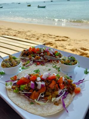 Tortilha com vegetais e guacamole at Chiringuito in Marau