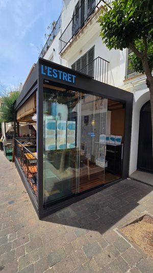Front / entrance on the side at L'Estret in Palafrugell