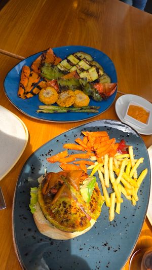 Roasted vegetables and vegan burger at L'Estret in Palafrugell
