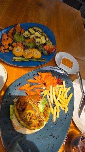 Vegan burger and grilled vegetables at L'Estret in Palafrugell