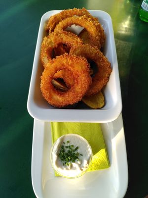 Zwiebelringe mit Aioli, vegan at Tupi im Goatn in Vienna