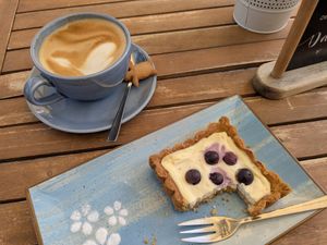 Super leckere Kuchen u Capuccino. Es gibt auch Hafermilch. at Kleine Genussmomente in Bernkastel-kues