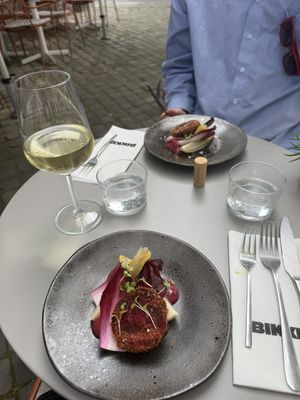 Gefrituurde rode biet, wit/roodlof en rabarber   at BIKKE in Maastricht