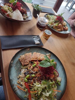 Vegane 🦆 mit Glasnudeln, vegane Garnelen 🍤 mit Udon Nudeln, vegane Hühnchen Spieße mit Reis 🍚 at Bödhi in Leipzig