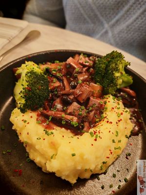 Vegetable bourguignon (vegan), old-fashioned carrots, broccoli, shiimeji, shiitake, beechwood-smoked tofu, served with mashed potatoes and a gourmet bourguignon sauce. at Slow in Paris