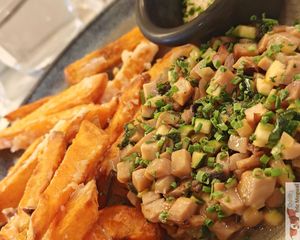  Le tartare à la Thai, tartare of Korean eryngii mushrooms, zucchini, red onions, Thai sauce made with tamari, ginger, Thai basil and garlic, served with crispy homemade sweet pot at Slow in Paris