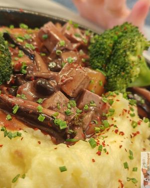 Vegetable bourguignon (vegan), old-fashioned carrots, broccoli, shiimeji, shiitake, beechwood-smoked tofu, served with mashed potatoes and a gourmet bourguignon sauce. at Slow in Paris