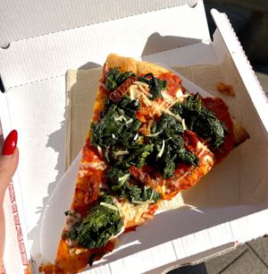 Pizza farcita: base margherita + spinaci, pomodorini secchi e formaggio. Tutto 100% vegan. Prezzo: 5.50 fr. Buonisssssima🍕💚 at Natural Food in Lugano