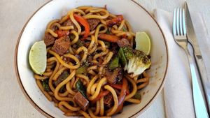 Wok de verduras con udon at Maus Food & Drinks in Oviedo