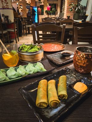 Edamame, Gemüse-Dumplings, Vegane Frühlingsrollen, Hausgemachter Eistee. at Wengo Dumplings in Cologne