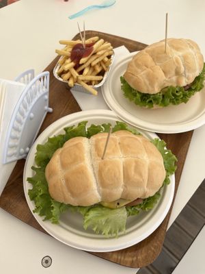 Vegan burger and Pommes   at Chiosco al Faro di Punta Sabbioni in Cavallino-treporti
