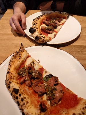 Jeweils eine halbe Pizza - Steak Chimichuri at 60 Seconds to Napoli  in Koblenz