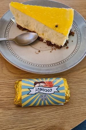 Passionsfrukt cheesecake riktigt god och Pumkin spice latte till. at Queen Beans in Uppsala