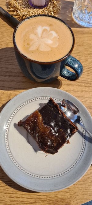 Saltkola brownie super mumsig. at Queen Beans in Uppsala