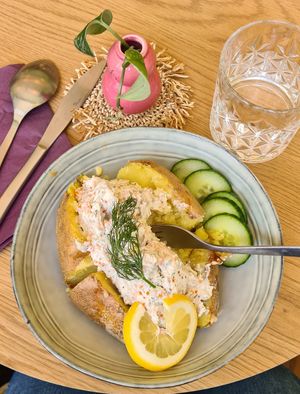 Bakad potatis med "skagenröra". Superhungrig och glömde nästa fota. Mätt och glad blev jag. at Queen Beans in Uppsala