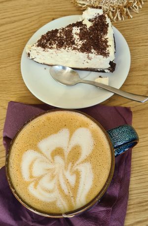 Cookie Cheesecake and Pumkin spice latte. Wow, this cake melts in my mouth. Delicious☕️❤️ at Queen Beans in Uppsala