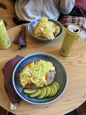 Ugnsbakad potatis med curryröra   at Queen Beans in Uppsala