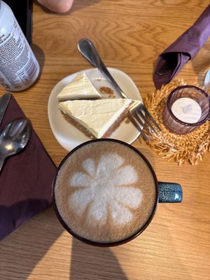 Carrot cake and latte ⭐️⭐️⭐️⭐️⭐️  at Queen Beans in Uppsala
