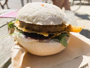 Classic burger met heerlijke gebakken vegan cheddar at terra food truck in Zeebrugge