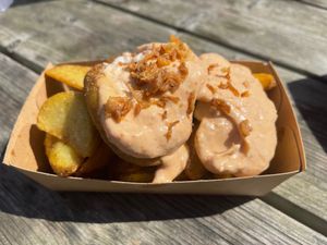Patatas Bravas met huisgemaakte Sriracha mayo at terra food truck in Zeebrugge