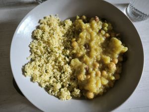 Cus cus con coliflor, garbanzos y pasas at Szelence Cafe in Budapest