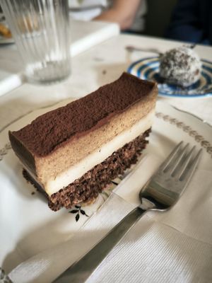 Tarta de tiramisú at Szelence Cafe in Budapest