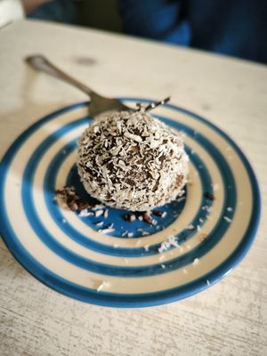 Bola de chocolate y coco at Szelence Cafe in Budapest