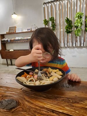 Kids enjoy making their own bowl at Vege Creek 蔬河 - Yanji St in Taipei