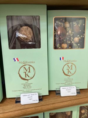  at Makdamia in Paris