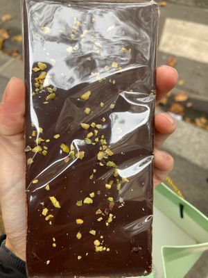 Vegan pistachio praliné chocolate at Makdamia in Paris