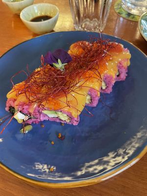 Roll con riso alla barbabietola e mango come topping (un po’ piccanti per il peperoncino)  at Temakinho Milano Navigli in Milan