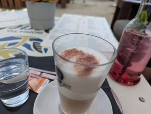 Café Latte mit Hafermilch, Lavendel-Beeren-Limonade at Born To Beach Club in Podersdorf Am See