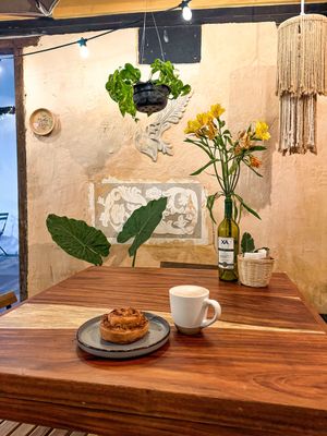 Roll de canela y Latte con leche de almendra   at Hierba Santa in San Cristobal De Las Casas