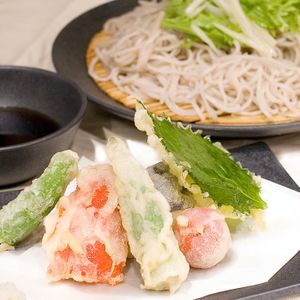 Vegan, plant-based, and Halal-friendly tenzaru soba. The crispy tempura is made with a blend of wheat flour and rice flour from Hiroshima. The vegetables vary by season. at Dashi & Soba Suisha in Hiroshima