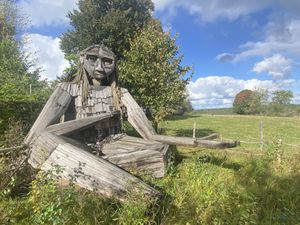 Large wooden sculpture in the back gardenn  at Kakor & Kackel in Knaered