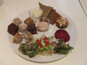 'proeverij' (a little bit of everything) € 10,75 at Rawsome in Arnhem