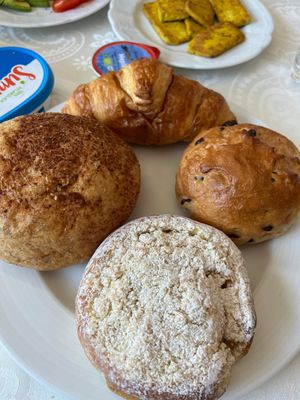 spelt whole grain bun, croissant, chocolate brioche bun and puddingstreusel at Bäckerei Martin Nickenig in Boppard
