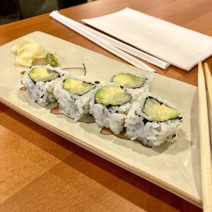 Avocado & Cucumber Roll (you do get all 8 pieces, we just dive in before taking a photo 😅) #Veganuary at Kinya Ramen in Gainesville
