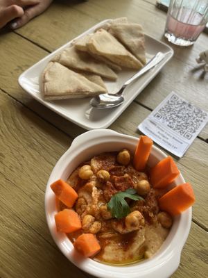 Humus y pan pita  at Almendra in Antigua