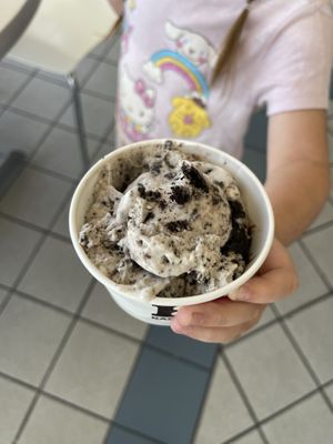 Kids scoop non-dairy cookies and creme  at Baskin Robbins in Flagstaff