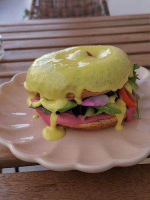 Bagel with vegan sauce hollandaise at The Flower Bar & Coffee Shop in Faro