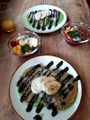 Pandan Pancake & Smoothie Bowl (Brunch) at Monkey Mood in Capbreton