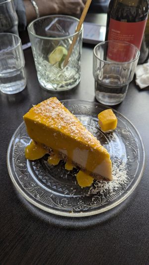 "Cheesecake" mangue 

Base noix, avoine et datte, cream cheeze de cajou et citron vert, coulis de mangue at Monkey Mood in Capbreton