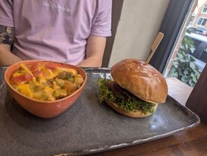 Beyond burger and chilli cheese fries (vegetarian) at Grill & Green in Hamburg