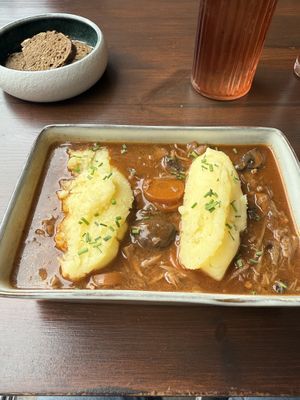 Bourgognon mit Jackfruit, dazu Brot  at Vertueux in Agde