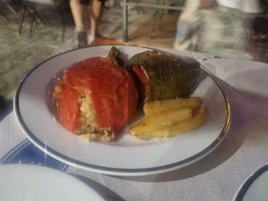 Stuffed pepper and tomato at Klimataria "Η ΚΛΗΜΑΤΑΡΙΑ" in Icaria