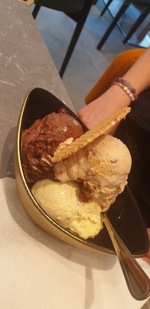 Schoko, Walnuss und Vanille at Eiscafé Amary in Peine
