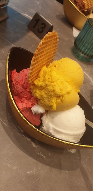 Himbeer, Zitrone und Mango Maracuja at Eiscafé Amary in Peine